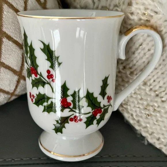 VINTAGE 1986 ALL THE TRIMMINGS 9 oz HOLLY & BERRIES Footed PORCELAIN MUG Cup - Picture 2 of 14